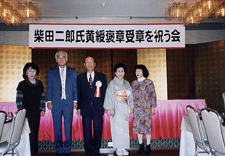 佐治賢使 「 椿 」 漆芸 の 巨匠  文化勲章受章 岐阜 多治見市 千葉県 佐治 賢使 プロフィール | 市川市公式Webサイト